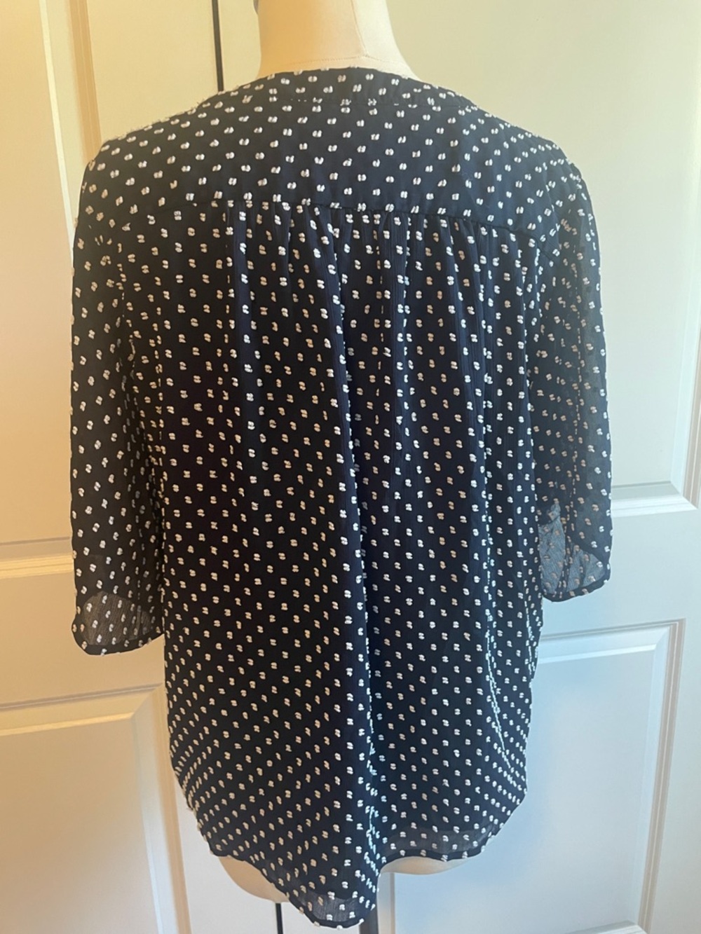 Ann Taylor Shirred Navy and White Dot Split-Neck Blouse Size Medium - Picture 5 of 9